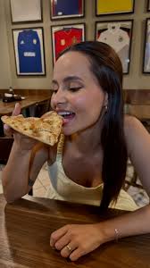 Deu água na boca aí? 🤤🤤, encontrei o combo perfeito aqui na  @donnapizzamaringa : ambiente aconchegante, massa fininha, recheio  caprichado e um cardápio que dá vontade de provar absolutamente tudo!, ...