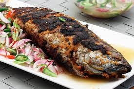 Ikan tongkol di dalamnya ada bawang putih, dan dipanggang menggunakan teflon, caranya cuci bersih ikan tongkol, buang insangnya, juga buang isi perutnya, belah ikan tersebut menjadi dua, tapi jangan sampai putus. Makan Malam Ditemani Ikan Tongkol Bakar Saus Colo Colo