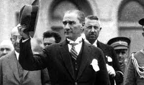 Türkiye cumhuriyeti'nin kurucusu ve ilk cumhurbaşkanı. Hiz Kesmeden Ataturk Ismini Silmeye Devam Ediyorlar