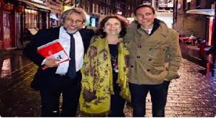 Diğer katılımcılarla birlikte sahneye alkışlarla çıkan ege dündar, babamın tutuklandığından beri, eksik etmediğiniz desteğiniz için teşekkür ederim. Can Dundar In Esi Dilek Dundar Yurt Disi Yasagina Ragmen Almanya Da