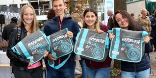 Wann muss ein adjektiv dekliniert werden? Taschen Alarm Auf Dem Sand 900 Ersties Sturmen Den Markt Harburg Aktuell De