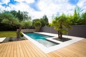 L Idee De L Arbre Dans Le Parterre Proche De La Piscine Garten Design Blumenbeet Gartendesign Ideen