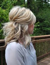 Toujours dans l'optique de cheveux attachés, vous avez l'option de la tresse. 50 Sublimes Coiffures De Fetes Coiffure Fete Coiffure Cheveux Courts