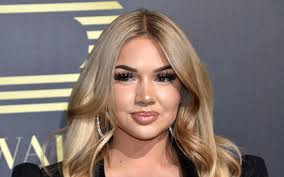 Bürgerlich barbara shirin davidavičius) ist eine deutsche rapperin, sängerin und ehemalige webvideoproduzentin. Youtuberin Shirin David Bleibt Sich Mit Neuer Single Ice Treu