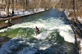 Mit diesen 10 tipps und sehenswürdigkeiten wird dein tag im englischen garten münchner lebensgefühl. Eisbachwelle Munchen Surfen Auch Bei 6 Grad Travel On Toast