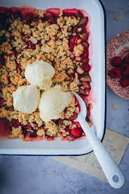 Rhabarber hat genau wie spargel jetzt saison und kann bis zum 24.06. Rhabarber Crumble Rezept Zucker Zimt Und Liebe