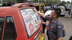 Jun 29, 2021 · seorang pria di bandung malah cuci muka saat diberi hand sanitizer oleh petugas pdkt dishub kota bandung. Tim Dishub Dan Bawaslu Cianjur Tertibkan Stiker Caleg Di Mobil Angkutan Umum Para Sopir Kaget Tribun Jabar