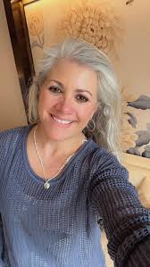 Hydrating purple shampoo for blonde hair