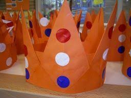 Leg het plaatje op de plaats waar je de kroon wilt hebben en plak het zonodig vast. Knutselen Koningsdag Knutsel Je Eigen Kroon Knutselen Koningsdag Knutselen Bijbelknutselwerk