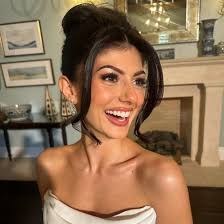 What are some activities and recommendations for a group trip to Siesta Key?