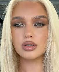 Ella Coffey's Instagram, Twitter & Facebook