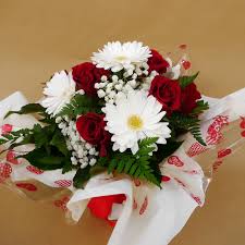 Mazzo di rose rosse e bianche. Bouquet Con 7 Rose Rosse E Gerbere Eshop Bardin Gardencenter
