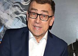 Wyluzujcie, to rozkaz. Bezlitośnie o brytyjskiej rodzinie królewskiej. Na  Wyspach byłoby to nie do pomyślenia!