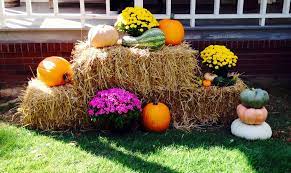 Outdoor decor, pumpkins, fall foliage, tabletop trees Fall Decor With Hay Bales Decoration Exterieur D Automne Decoration Automne Diy Automne