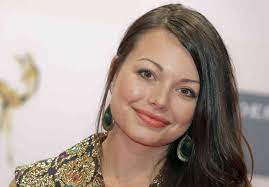 Was at over 20 schools in six countries because she had to travel with her mother until she was 14. Cosma Shiva Hagen Spielt Boulevard In Dusseldorf