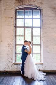 Hochzeit feiern in berlin oder brandenburg! Lockere Portraits Vom Hochzeitspaar Hochzeitsfotoshooting Idee Brautpaar Steht Vor Grossem Fenster Ideal Auf Regenhochzeit Aber Auch