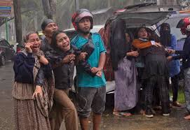 The wreckage of an indonesian navy submarine missing since wednesday has been found on the sea floor and all its 53 crew are confirmed dead, indonesia military commander air chief marshal hadi. Dozens Killed As Powerful Indonesia Earthquake Topples Homes And Buildings Cbs News