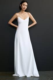 Successivamente preston e irina annunciano di aver anticipato la data delle nozze e lynette accompagna la futura nuora a scegliere l'abito da sposa in un negozio russo. Come Scegliere L Abito Da Sposa In Base All Eta Io Donna