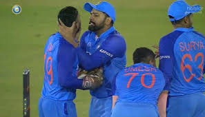IND vs AUS 1st T20: Rohit Sharma LOSES COOL against Dinesh Karthik over DRS  call, WATCH | Cricket News | Zee News