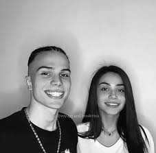 Voyage voyage wird zu einer reihe von popkulturabenden auf unserer sommerbühne. Pin By ð˜ƒð—¼ð˜†ð—®ð—´ð—² ð—¶ ð—¯ð—¿ð—²ð˜€ð—¸ð˜ƒð—¶ð—°ð—® ð—³ð—®ð—»ð—½ð—®ð—´ð—² On Voyage Breskvica Friend Poses Photography Friend Poses Voyage