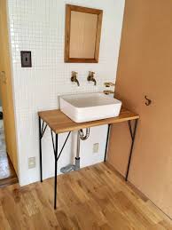 天板は フリーカット無垢材 脚は 鉄の脚 を組み合わせ その上に洗面器をポンッと乗せただけのシンプル洗面台 洗面台 アイアン家具 洗面器