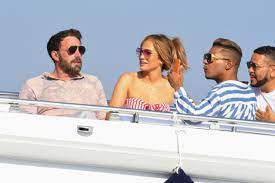 Jan 07, 2021 · after helping all of us ring in 2021 while performing on new year's rockin eve, jennifer lopez is reminding her fans and followers just how hard she works to maintain her insane physique. Jennifer Lopez And Ben Affleck Seen Jewelry Shopping In Capri