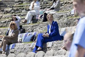 Jun 11, 2021 · jill biden has said it was 'wonderful' to spend time with carrie johnson and baby wilfred as she tweeted a photo of their barefoot beach walk with the caption, 'the special relationship continues'. G7 Summit Style Carrie Johnson S Power Dressing Brigitte Macron S Glamour And Jill Biden Recycles An Old Favourite For Day Two