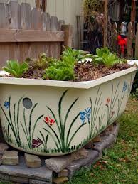 Blumengarten In Einer Badewanne In 2020 Badewanne Garten Gartenbadewanne Blumengarten