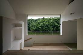 三田の眺望を楽しむ家 池のほとりに建てられた住まいのリビングルーム 対岸の林を借景に 窓で切り取り 絵画のように楽しむことができます 季節の変化にともない見える風景も変わります プロデュース ザウス 設計 藤原慎太郎 施工 ウッドワン関西 リビング