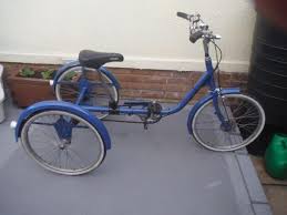 Basikal roda tiga roda adalah salah satu yang mempunyai tiga roda berbanding dua dan mempunyai penunggang diletakkan dalam kedudukan yang tertutup. Basikal Roda Tiga Dengan Tangan Sendiri Panduan Langkah Demi Langkah