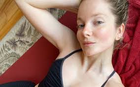 Eniko mihalik nació en békéscsaba en 1988. Mihalik Eniko Teljesen Meztelen Kepevel Tudatta Hogy Hianyolja A Balatont Szmo Hu