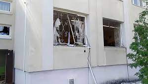 К зданию школы сбежались родители и. S 54zvnsdwmc8m