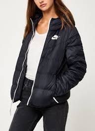 Parmi les diverses propositions, citons les manteaux matelassés courts et longs, les doudounes légères, les vestes rembourrées, les parkas, la doudoune légère femme, réversible déperlante, les gilets sans manches et bien sûr l'emblématique the cube, en tête de file qui, grâce à son design original, incarne le choix clé de la mode matelassée de toutes les saisons. Nike Doudoune Blouson Windrunner Femme Nike Sportswea Noir Vetements Chez Sarenza 405726