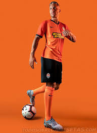 The crest was added to the kit and remained there since, except for several seasons in the beginning of the 1990s. Shakhtar Donetsk 2019 20 Nike Home Kit Todo Sobre Camisetas