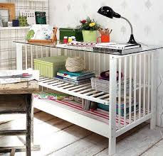 Bebe A Grandi Et Papa A Eu Une Idee Geniale Pour Reutiliser Le Lit Dans La Cuisine Diy Maison Refaire Les Meubles Meubles Recycles