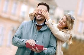 Idea surprise untuk suami tidak kisah samada birthday atau anniversary, cuba bagi surprise yang lain sikit tahun ni. Bingung Cari Kado Untuk Suami Ini 12 Hadiah Ulang Tahun Yang Tepat Untuk Hari Bahagianya Di Tahun 2019