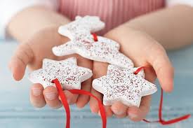 De jolis pères noël réalisés en pâte à sel, les créations de cathy qu'elle met en ligne sur son blog où elle vous montre comment elle réalise ces superbes pères noël en pâte à sel avec un diaporama photos, étape par étape de la. Decoration De Noel En Pate A Sel Originale Et Personnalisee