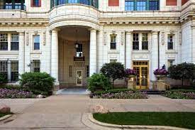 Oprah Winfrey Puts Her Chicago Mansion On The Market For 2 8 Million