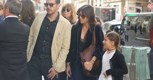 Pierre arnaud, fils du boulanger d'arles, dessine et coupe depuis l'enfance. La Veuve Sophie Agacinski Thibault Son Fils Alexandre Thibault Avec Sa Compagne Et Sa Fille Obseques De Jean Marc Thibault En L Eglise Saint Roch A Paris Le Purepeople