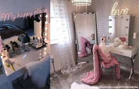 Kami menjual berbagai produk jual meja kaca rias make up lampu putih sesuai dengan kualitasnya ya. 7 Inspirasi Desain Kaca Rias Lampu Bisa Bikin Pangling Kamu