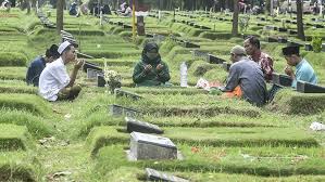 Sebagai tambahan saja akan cara membaca doa untuk yang sudah meninggal, bisa anda lakukan dengan sendiri dirumah adalah membaca doa dengan menyebut nama almarhaum atau almarhumah dan dibacakan setelah mengamalkan sholat wajib lima waktu atau juga sholat sunnah setalah adzan dan sebelum iqomah. Adab Dan Bacaan Doa Ziarah Kubur Lengkap Dengan Susunan Tahlil