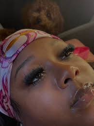 Any lash techs available to do a short volume set next week? 💗💗💗