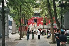 غطرسة فونج ساي يوك نحو مانشو تجبره على البحث عن ملجأ في معبد شاولين. Shaolin Monastery Wikiwand
