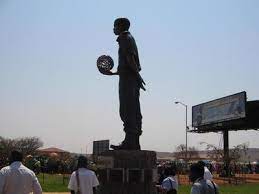 Wayebhiyozela i nkululeko yabantu abansundu kwi african national congress (anc) , egatjeni lemkhonto wesizwe (mk). Statue Of Solomon Mahlangu South African History Online