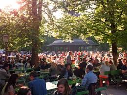 Mehrmals brannte der turm aus, er wurde aber jedes mal originalgetreu wiederaufgebaut. Biergarten Chinesischer Turm Im Englischen Garten
