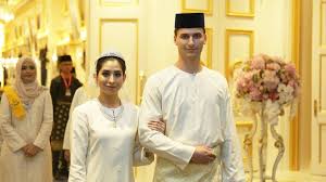 Johor's sultan ibrahim ibni almarhum sultan iskandar together with permaisuri johor raja zarith sofiah binti almarhum sultan idris shah and the royal family have received their covid. Malaysia Princess Tunku Aminah Weds Dutchman In Lavish Ceremony Bbc News