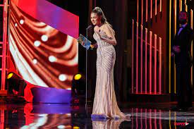 Exatamente quatro meses após o falecimento de sara carreira, bárbara bandeira voltou a homenagear a amiga. Globos De Ouro Barbara Bandeira Emocionada Ao Vencer O Premio Revelacao Movenoticias