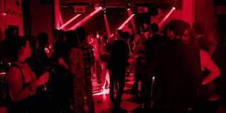 En reportage pour la réouverture d'une boîte à touze , une journaliste se fait baiser. Deconfinement La Reouverture Des Discotheques Oppose Une Partie De La Majorite Et Le Gouvernement