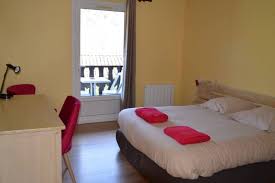 Hotel Restaurant De Charme Au Milieu Des Chataigniers Le Long De La Riviere De Labeaume Chambres Avec Douch En 2020 Decoration Maison Chambre Lit Maison Independante
