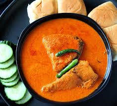 Whereas kerelan fish curry has that aromatic flavour of coconut, the goan fish curry differs with a sharp note usually given by using taramind, lime or vinegar. Goan Fish Curry